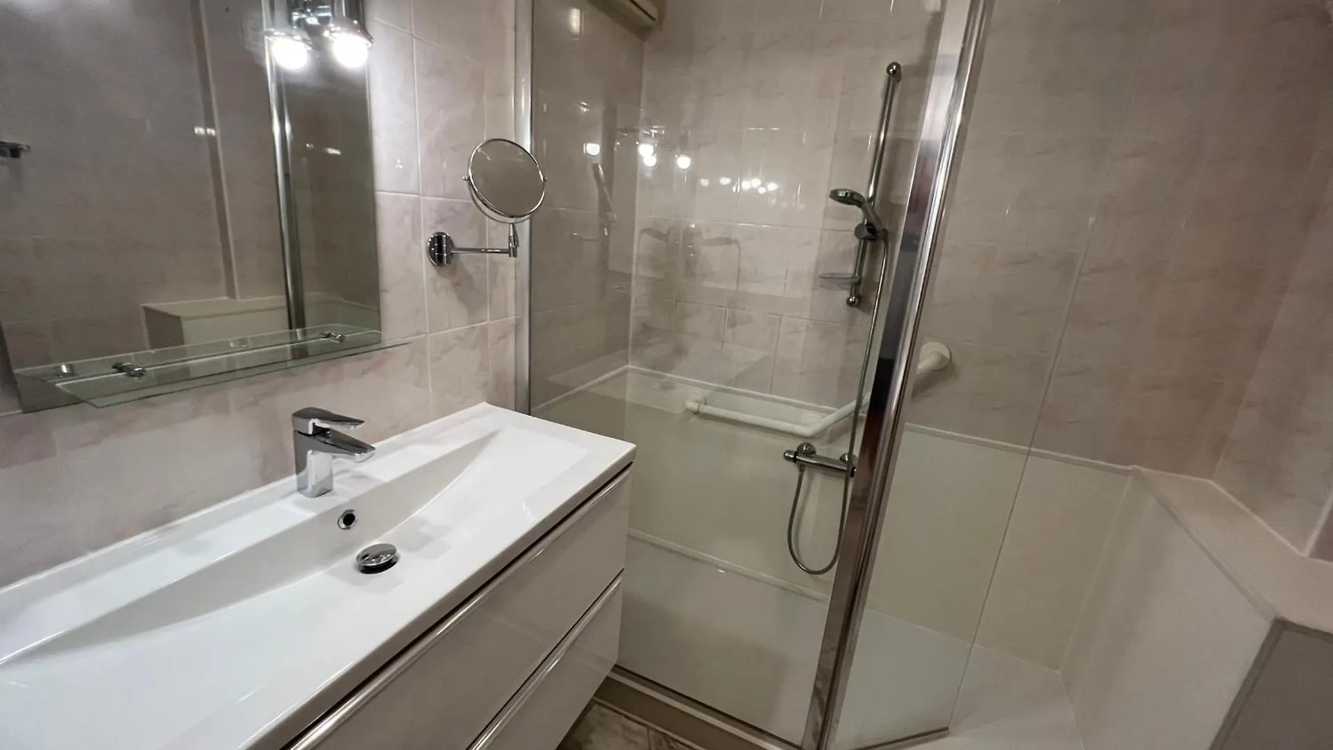 Antibes - 4 People - Parking - Terrace Apartment